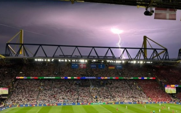 İldırım çaxdı, Almaniya - Danimarka oyunu yarımçıq dayandırıldı - FOTO