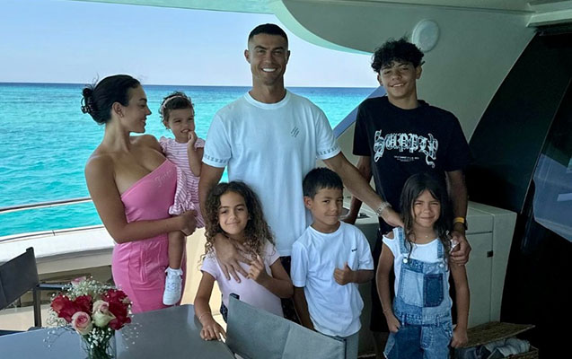 Ronaldo sevgilisi və uşaqları ilə dəniz sahilində - FOTO