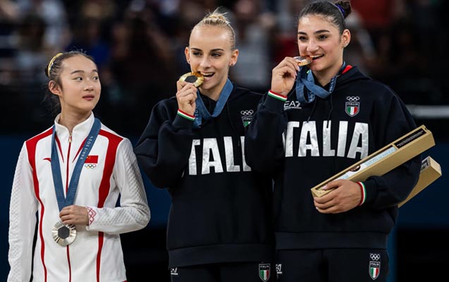 Çinli qız medalı dişləyən italyanları təqlid etdi, gülüşlə qarşılandı - VİDEO