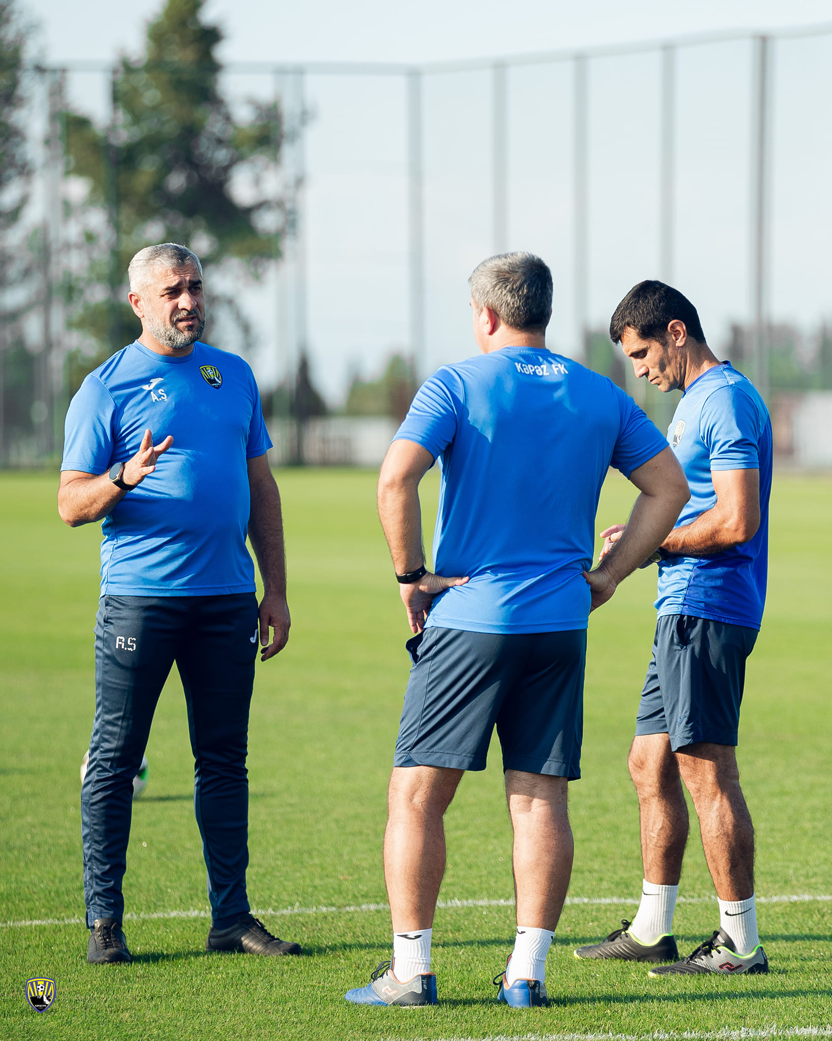 Baş məşqçi onun üzünə qayıdan futbolçunu komandadan uzaqlaşdırdı