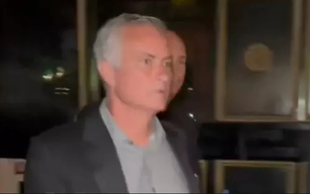 Mourinyo ona gül təklif edən uşağa “pulum yoxdur” cavabını verdi – ŞOK VİDEO!