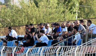 Bu liqada papaq altında yatan oğlan(lar) var, görün onları -