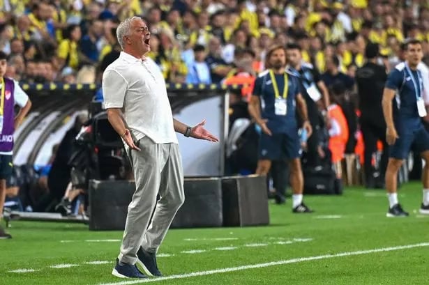 Mourinyo Okan Burukun gecikməsini bəhanə gətirdi, mətbuat konfransına gəlmədi