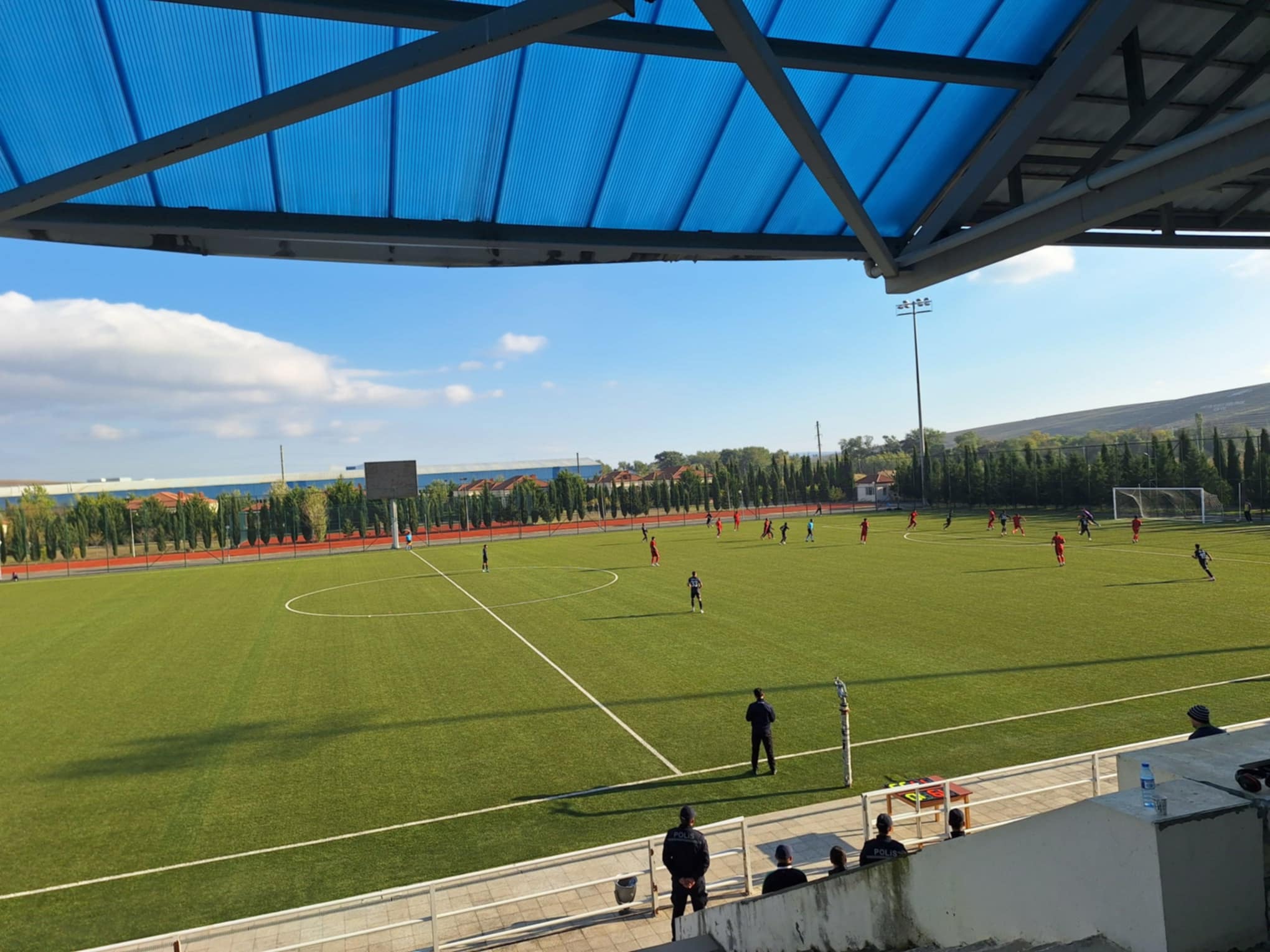 Azərbaycanda bir futbolçu corabındn bükülü çıxarıb öpdü, digəri mesaj göndərdi - VİDEO