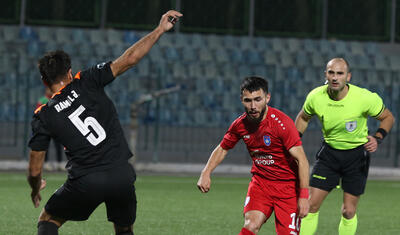 Azərbaycanda futbolçu qapıları səhv saldı, kuryoz qol vurdu -