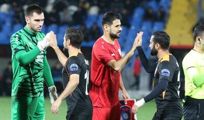 Azərbaycanda futbolçu qapıları səhv saldı, kuryoz qol vurdu -