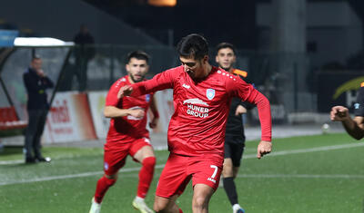 Azərbaycanda futbolçu qapıları səhv saldı, kuryoz qol vurdu -