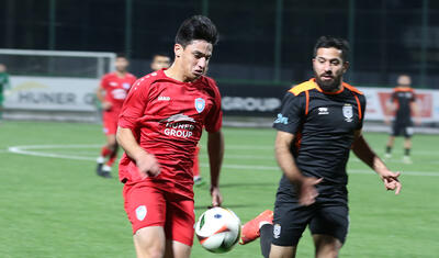 Azərbaycanda futbolçu qapıları səhv saldı, kuryoz qol vurdu -