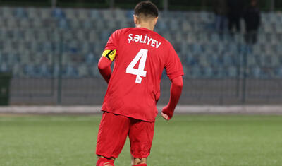 Azərbaycanda futbolçu qapıları səhv saldı, kuryoz qol vurdu -