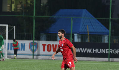 Azərbaycanda futbolçu qapıları səhv saldı, kuryoz qol vurdu -