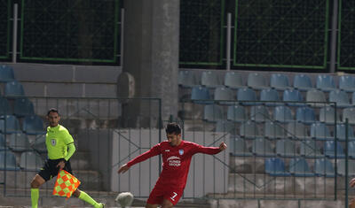 Azərbaycanda futbolçu qapıları səhv saldı, kuryoz qol vurdu -