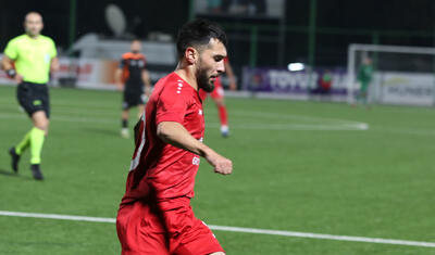 Azərbaycanda futbolçu qapıları səhv saldı, kuryoz qol vurdu -