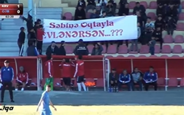 Azərbaycanda xanım ona stadionda evlilik təklif edən məşqçiyə “hə” söylədi - VİDEO