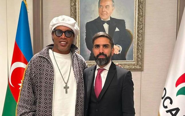 Ronaldinyo AFFA prezidenti ilə FOTO çəkdirdi