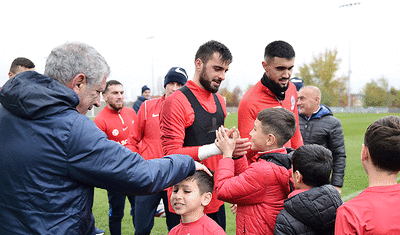 Emin Mahmudov və Mahir Emreli uşaqları əliboş yola salmadı -