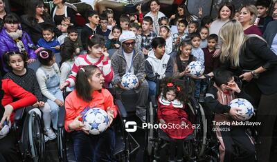 Ronaldinyo Bakıda kimsəsiz uşaqları necə sevindirdi? – MARAQLI