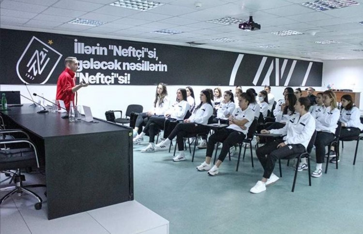 Orxan Məmmədov "Neftçi"nin qız futbolçularına məlumat verdi ki…