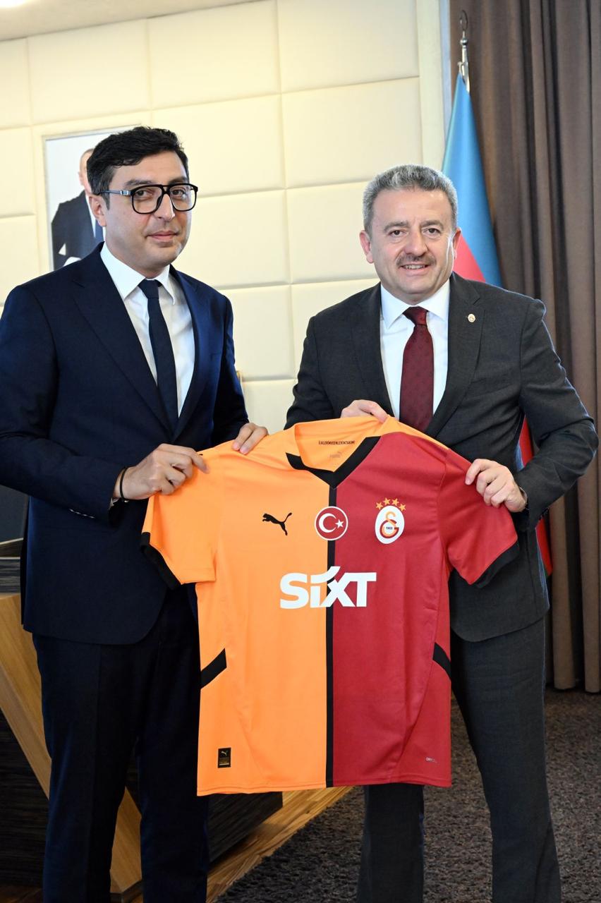 Azərbaycanlı nazirə “Qalatasaray”ın forması bağışlandı - FOTOLAR