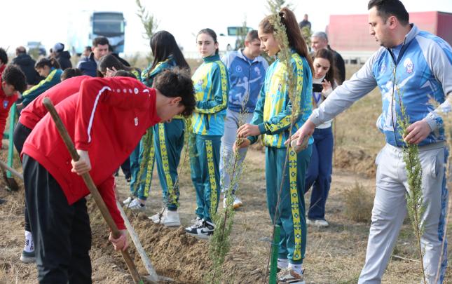 Rayonun futbolçuları ağaç əkdi - Kənddən FOTOLAR