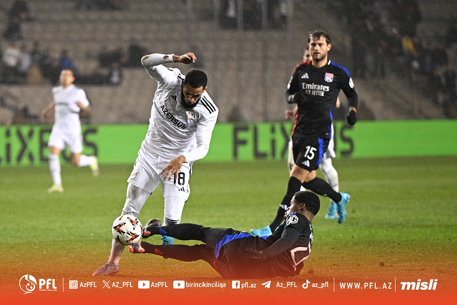 "Qarabağ"ın hücumçusu Luis Suares ilə bir yerdə