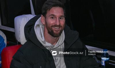 Messi Bakıda təyyarədən enəndən sonra onu görüb qucaqladı -