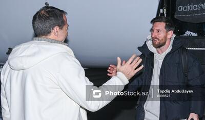 Messi Bakıda təyyarədən enəndən sonra onu görüb qucaqladı -