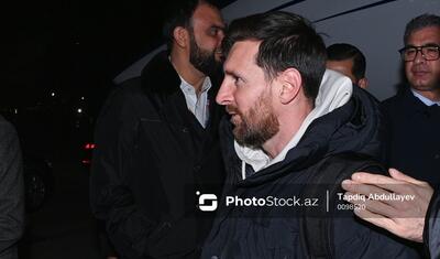 Messi Bakıda təyyarədən enəndən sonra onu görüb qucaqladı -