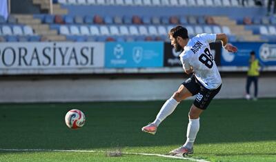 Azərbaycanda futbolçu künc zərbəsindən birbaşa qol vurdu -