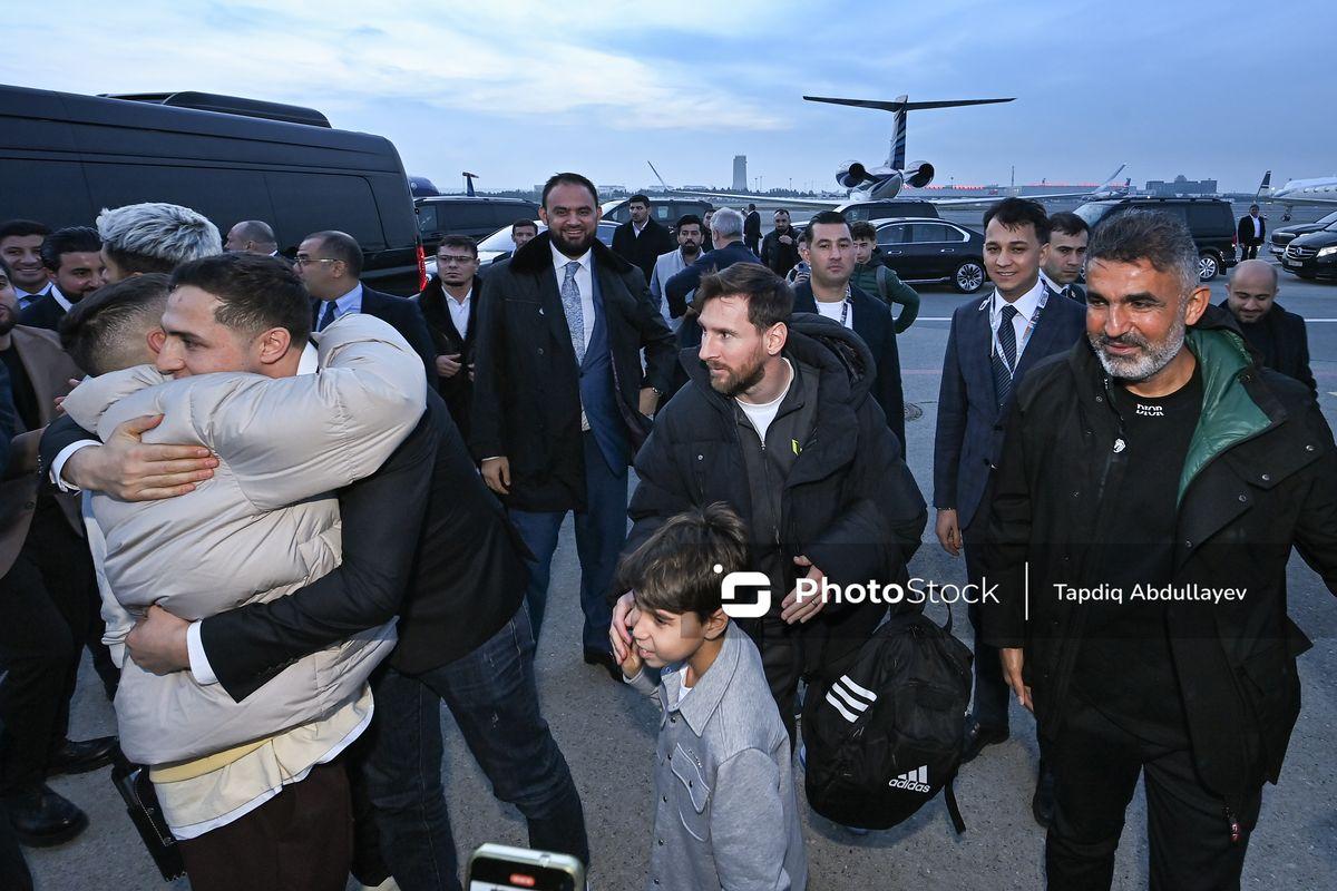 Messinin Bakıda imzaladığı papaq 10 min manata satılır - FOTO