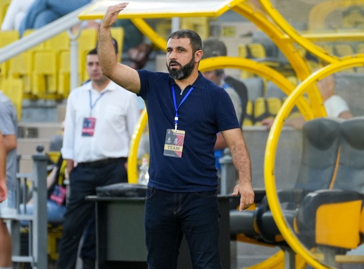 Rəşad Sadıqov: “Futbolçuların çoxu həmin gün evdə olmaq istəyirdi”