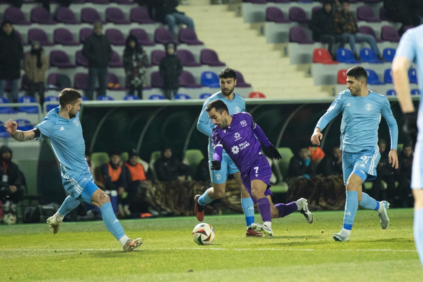 Utanmazın utanmağı və ya qulağının burulmasını istəyən futbolçular