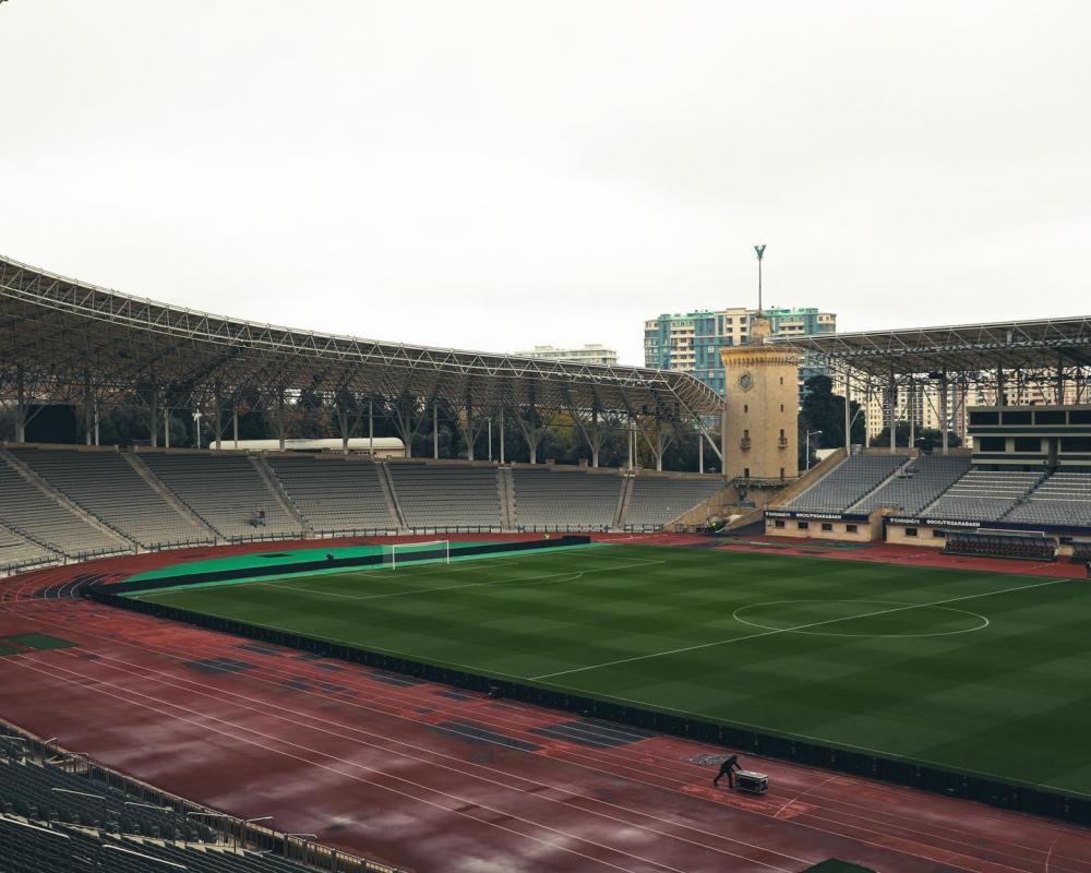 Minadan zərər çəkmiş 10 yaşlı ağdamlı hakimlə birgə... "Qarabağ"ın matçından öncə