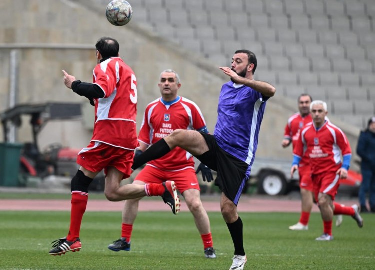 Veteranlarla jurnalistlər futbol meydanında üz-üzə gəldi