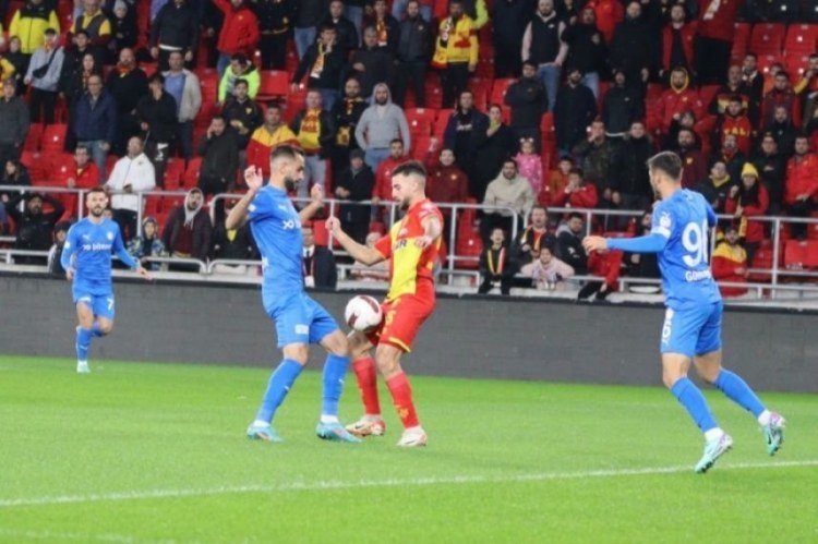 FOTO - FİFA-ya baş vuran azərbaycanlı futbolçu pulunu aldı