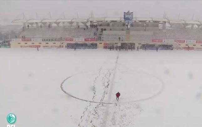 Stadionu qar basdı, hakim komandaları meydana çıxarmaqdan imtina etdi, oyun təxirə düşdü: VİDEO