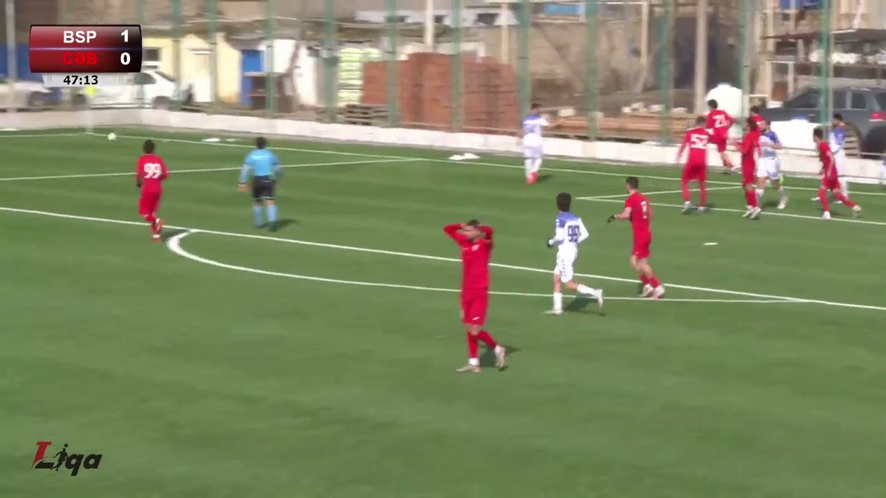 Liqada iki futbolçu bir-birinə əl-qol atdı, ara qarışdı - VİDEO