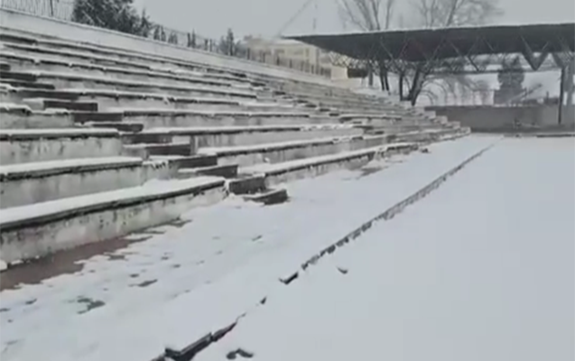 Rayonda stadion qar altında qaldı, təmizləyən olmadı - VİDEO